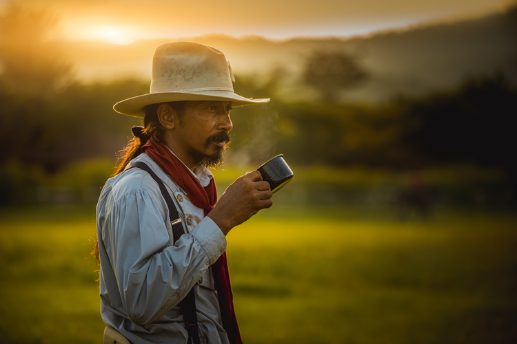 Hombre bebiendo café en el campo