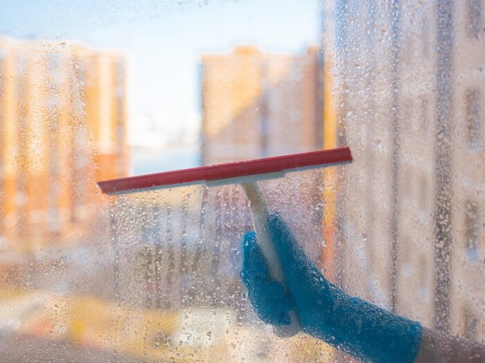 Window Cleaner Creates Designs With Squeegee