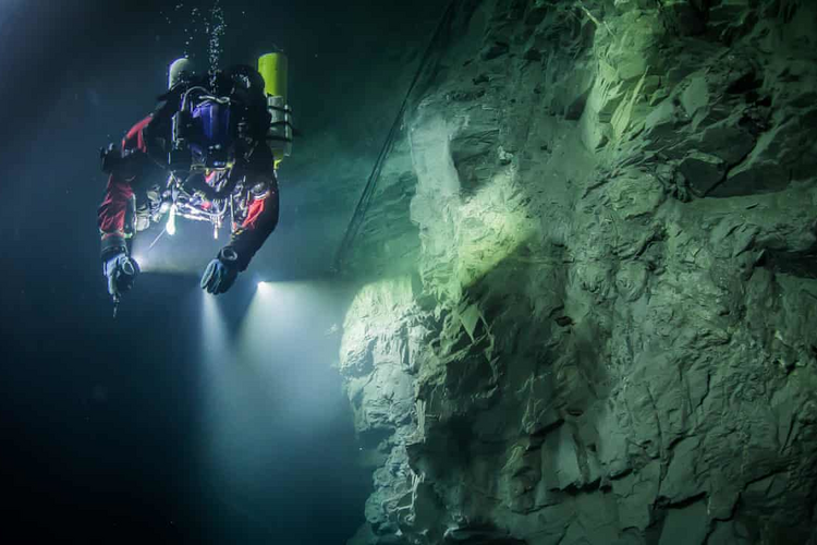Welcome to : The Deepest DEEP-SEA Dive in History