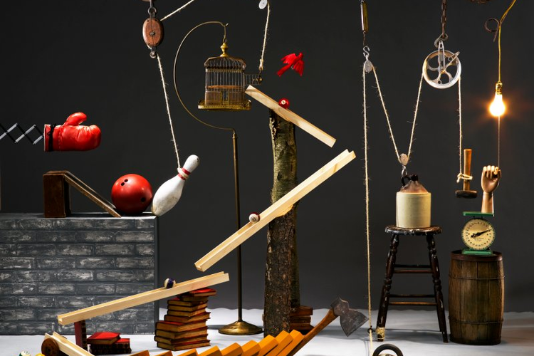 Hvordan lager du en Rube Goldberg -maskin med husholdningsartikler?