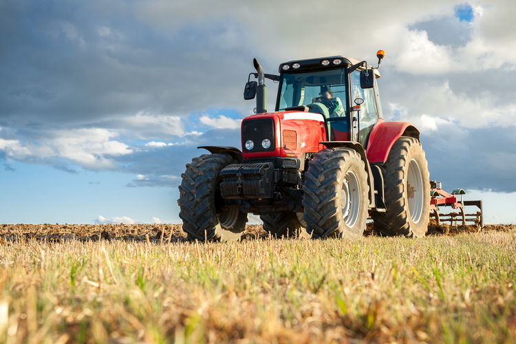 Un trattore che lavora in un campo 