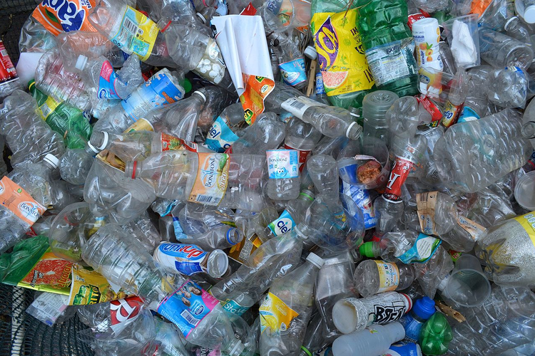 Microwaving Plastic Waste Can Generate Clean Hydrogen