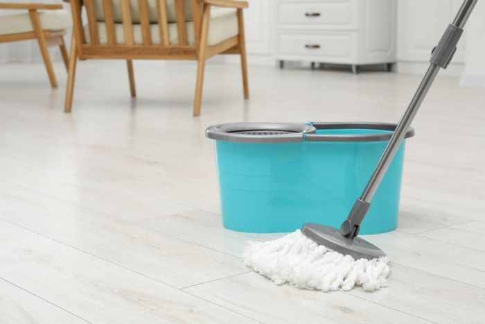 Rubbermaid Reveal Spray Microfiber Floor Mop Cleaning Kit for Laminate &  Hardwood Floors, Spray Mop with