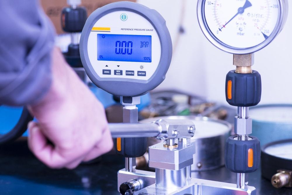 electronic pressure gauge for measuring pressure