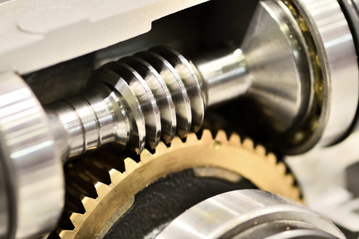 Example of a worm gear pair in a transmission system, where is a worm and wheel gear used