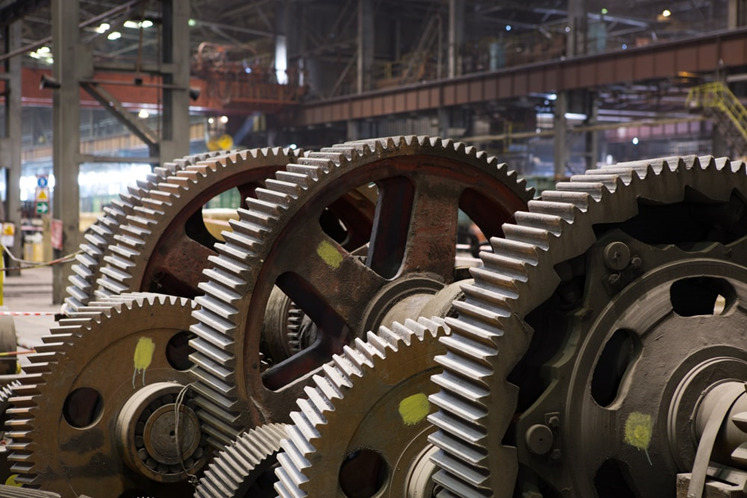Large spur gears for cranes, examples of spur gears in everyday life