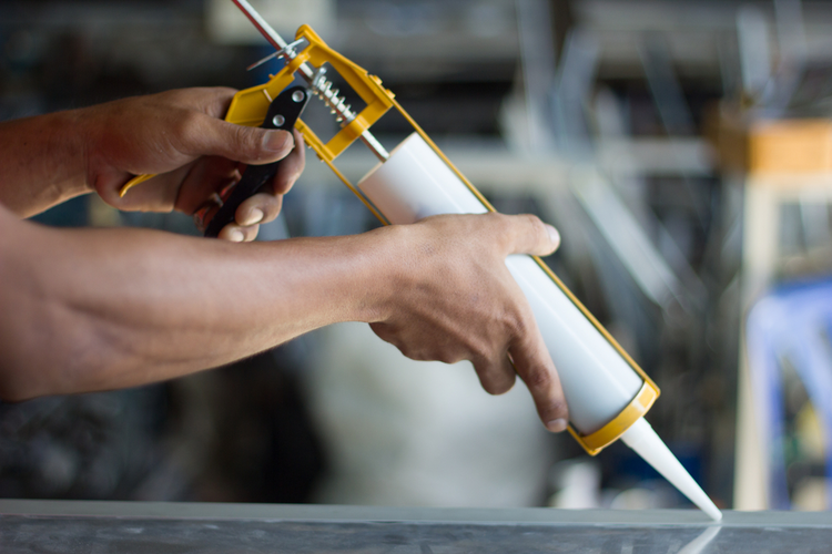 Silicone sealing gun