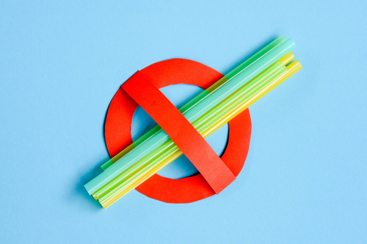 'No Use' symbol with plastic straws.